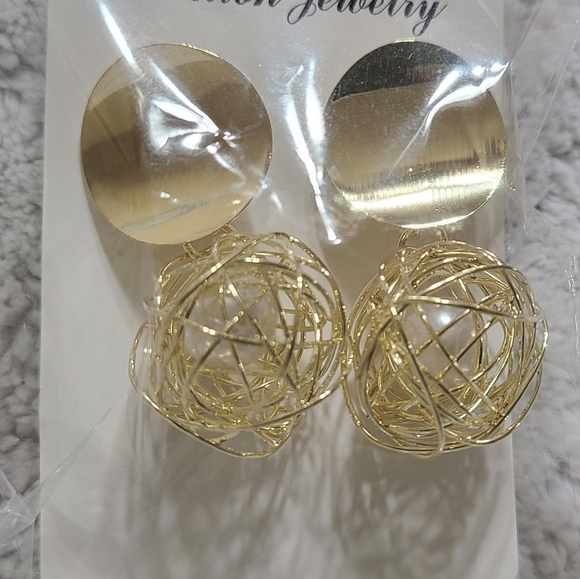 Two pairs of gold earrings - Picture 3 of 4